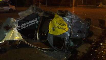 В Днепре на проспекте Героев Subaru столкнулось с такси Uklon: автомобиль разорвало на части