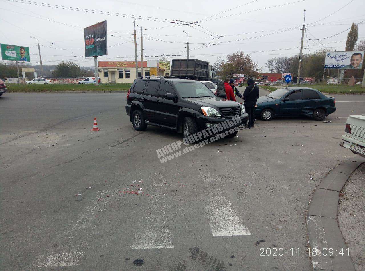 В Днепре на улице Паникахи столкнулись Daewoo и Lexus. Новости Днепра 