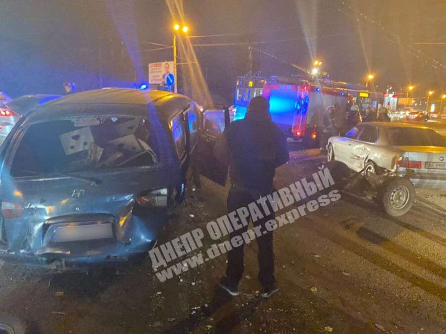 В Днепре на Запорожском шоссе произошло серьезное тройное ДТП