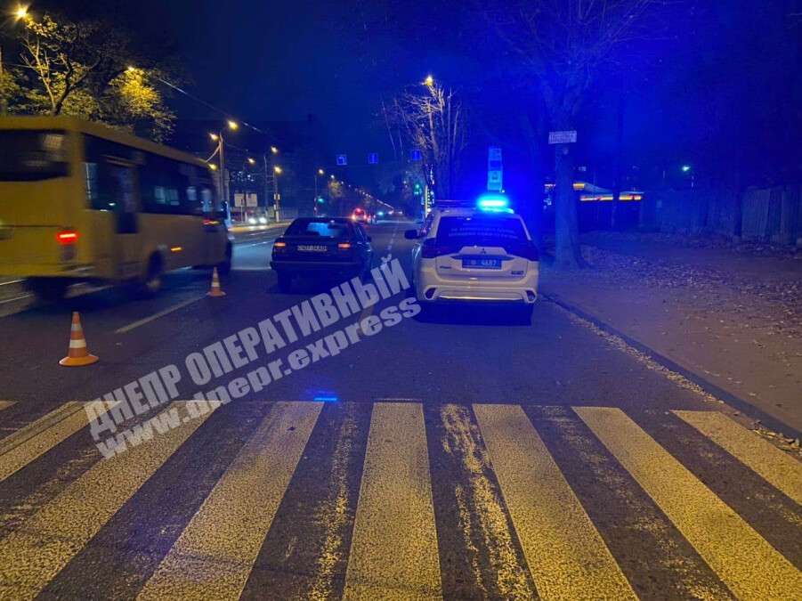 В Днепре на проспекте Богдана Хмельницкого автомобиль Volkswagen сбил пешехода