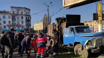 В Каменском мусоровоз на скорости врезался в забор и сбил маленького ребенка: подробности