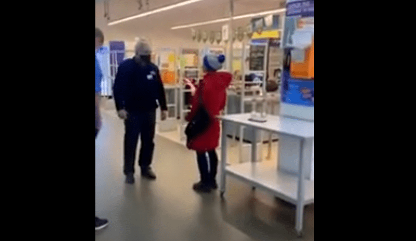 В Днепре девушка пыталась украсть из магазина две бутылки водки и шоколадку (Видео)