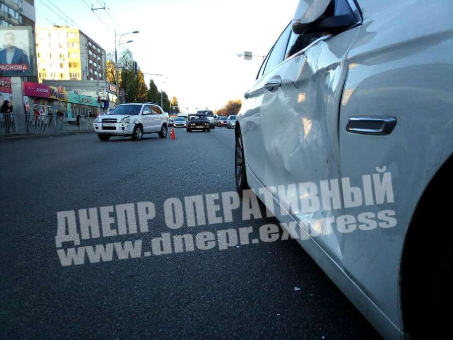 В Днепре на Слобожанском Hyundai врезался в BMW: видео момента