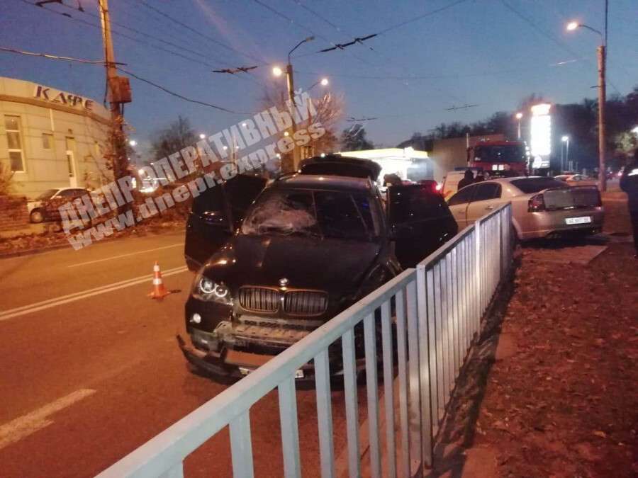 В Днепре водитель BMW уходил от погони и врезался в Opel