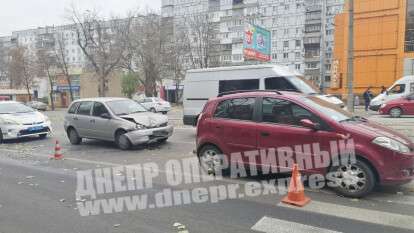 В Днепре на проспекте Хмельницкого ВАЗ врезался в Chery: пострадала женщина (фото)