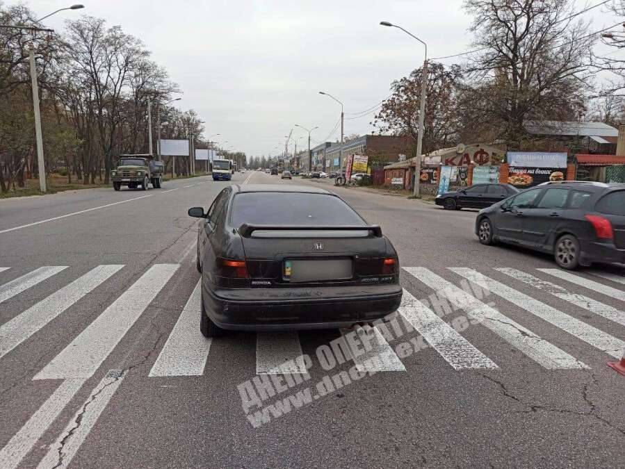 В Днепре на Запорожском шоссе автомобиль Honda сбил женщину: пострадавшую увезли в больницу