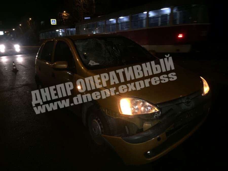 В Днепре на проспекте Хмельницкого Opel сбил подростка: пострадавшего госпитализировали (фото)