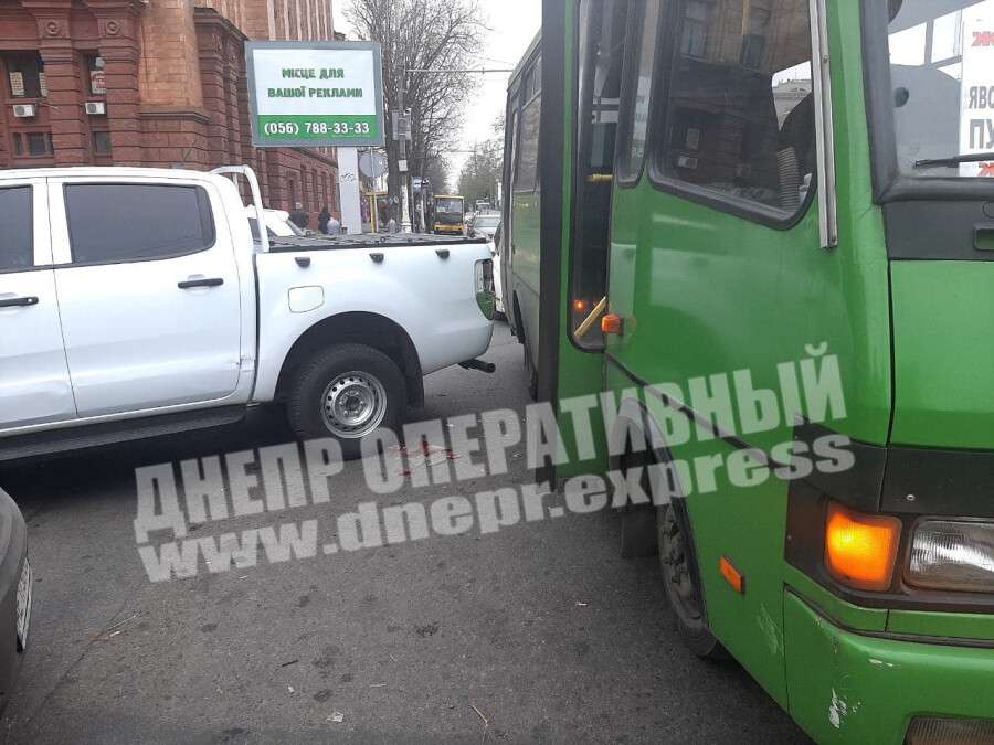 В Днепре на проспекте Яворницкого пикап врезался в автобус №118: фото