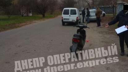 В Днепре на Холодильной пьяный водитель на мопеде врезался в Peugeot: фото