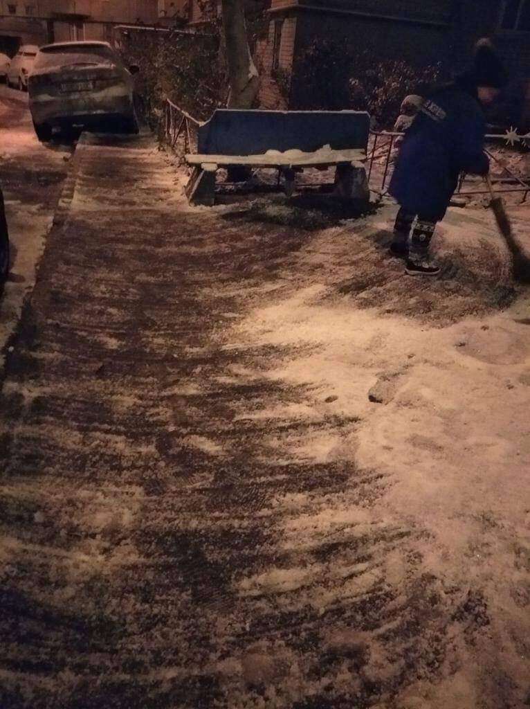 В Днепре коммунальщики справились с первым снегом: фото