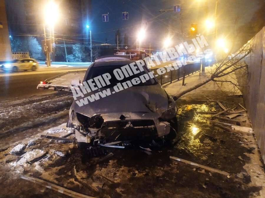 В Днепре на Слобожанском Mitsubishi Lancer "влетел" в забор: фото и видео момента аварии