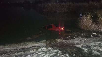 Под Днепром водитель Славуты "припарковался" в пруду: фото и видео