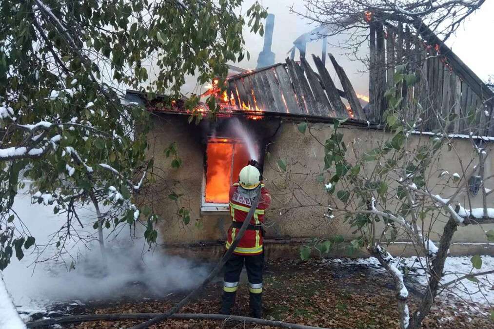 Под Днепром горел дом: пожар возник изнутри здания (фото, видео)