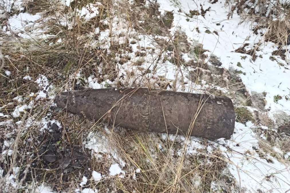 Под Днепром мужчина во время поиска металлолома нашел устаревший боеприпас