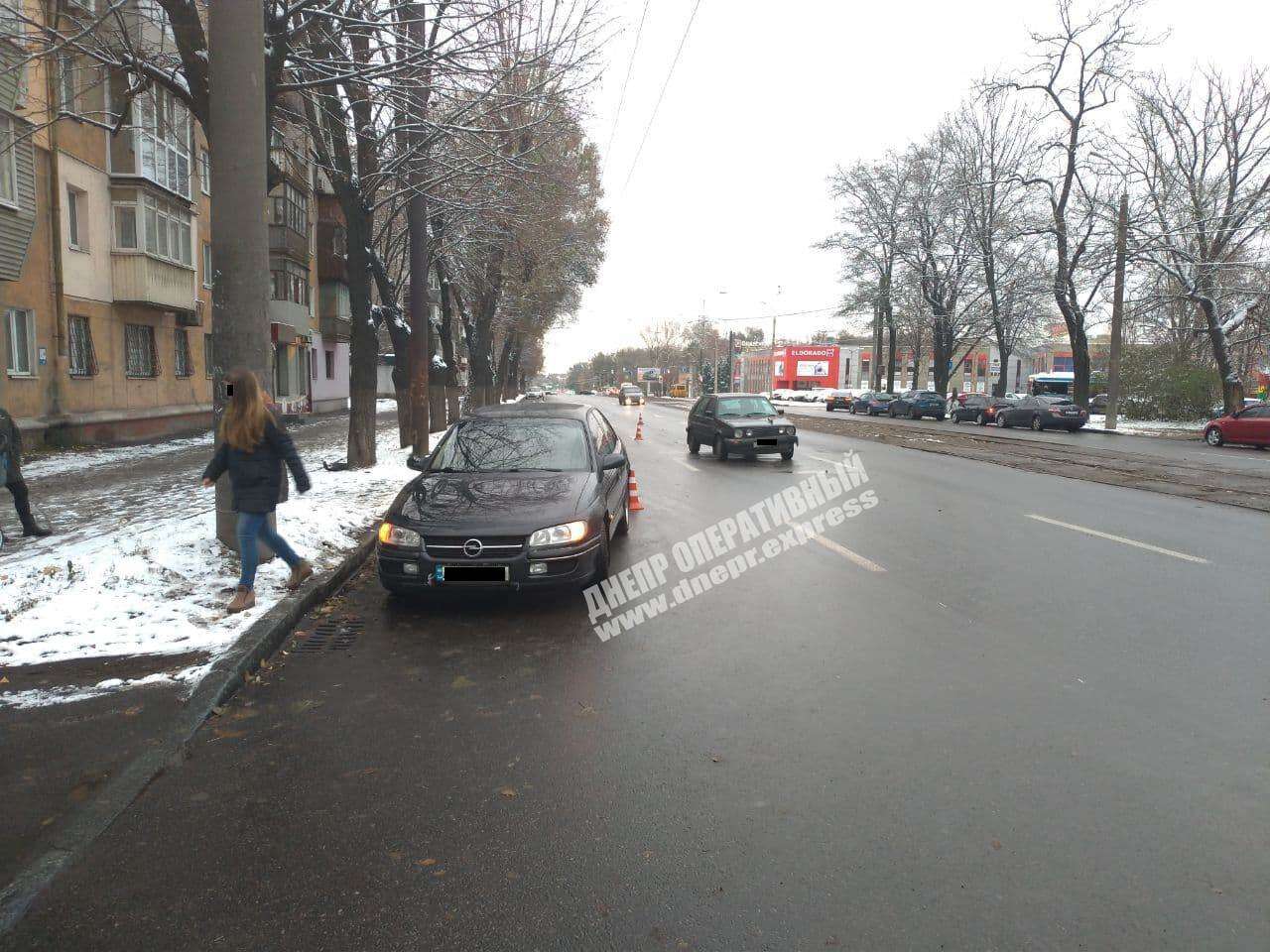 В Днепре на проспекте Богдана Хмельницкого Opel врезался в Volkswagen. Новости Днепра 