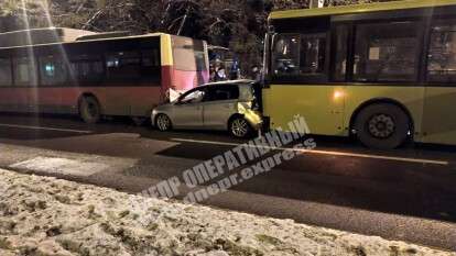 В Днепре на проспекте Гагарина произошло тройное ДТП с участием двух автобусов и легковушки