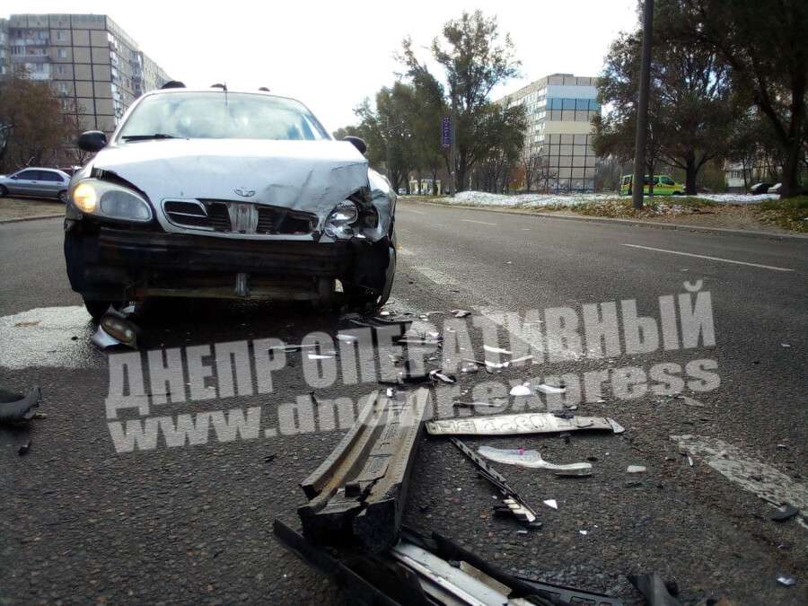 В Днепре на Метростроевской Daewoo врезался в Ford: пострадал мужчина(фото)