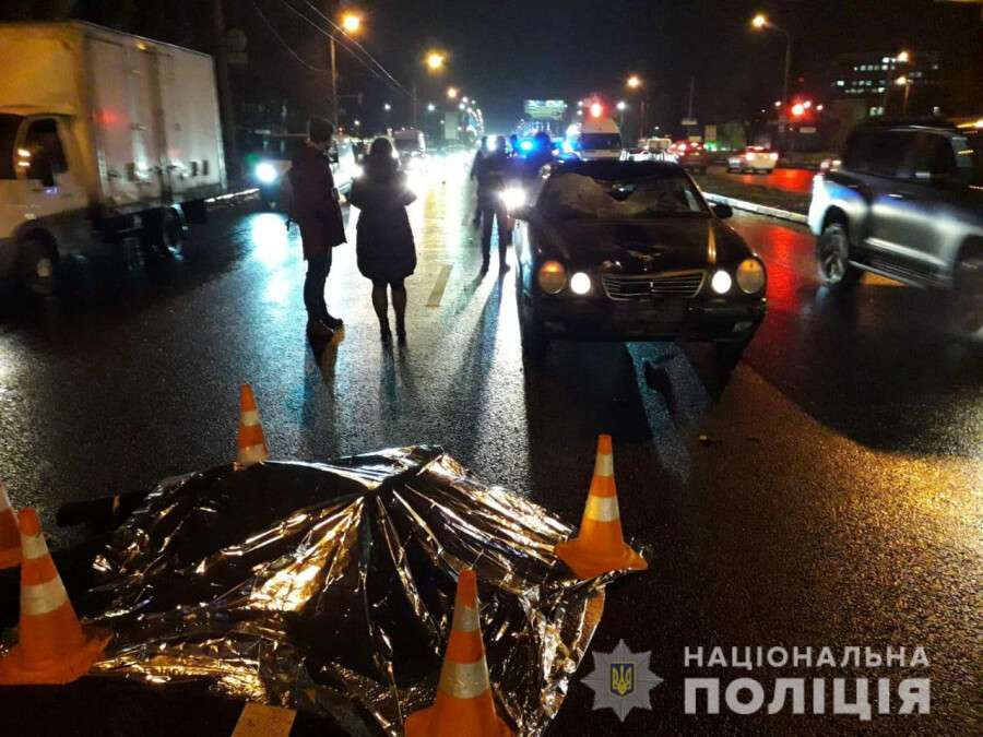 В Харькове Mercedes на скорости сбил пешехода: от удара мужчине оторвало голову
