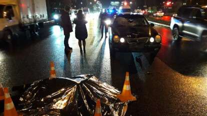 В Харькове Mercedes на скорости сбил пешехода: от удара мужчине оторвало голову