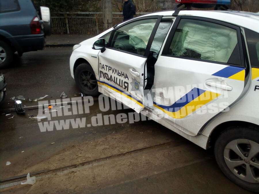В Днепре на Святослава Хороброго Opel врезался в автомобиль патрульных: видео момента ДТП