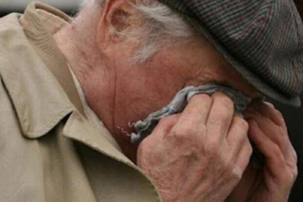 В Днепре адвокат с "друзьями" насильно выгнал 79-летнего пенсионера из его же квартиры