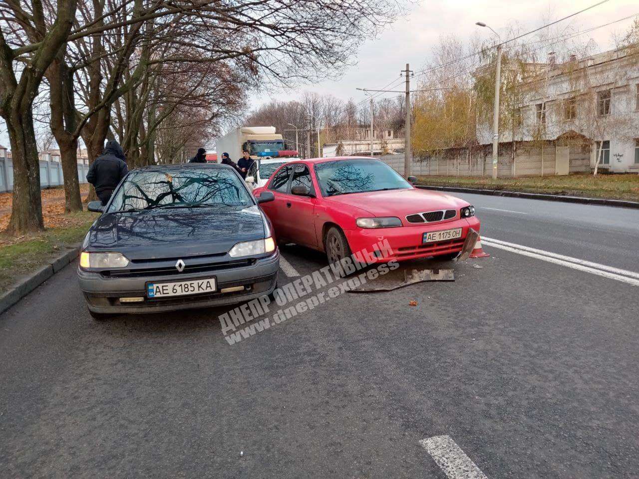 В Днепре на улице Макарова Daewoo "зацепил" автомобиль Renault. Новости Днепра