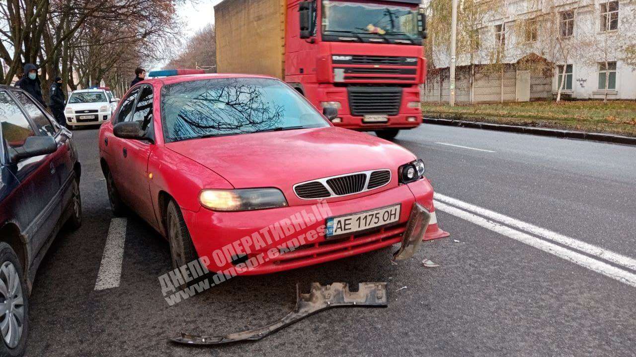 В Днепре на улице Макарова Daewoo "зацепил" автомобиль Renault. Новости Днепра 