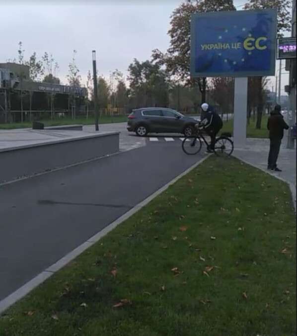 В Днепре на Набережной Победы автохамка на внедорожнике ездила по велодорожке и помяла столб