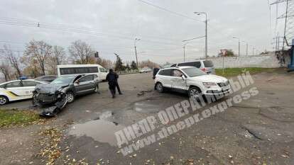 В Днепре на Набережной Заводской Nissan врезался в Skoda: пострадал мужчина