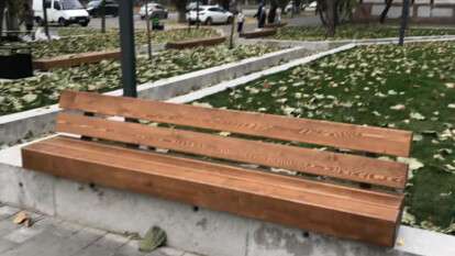 В Днепре на Калнышевского вандалы пытались вырвать подсветку на лавочках: фото