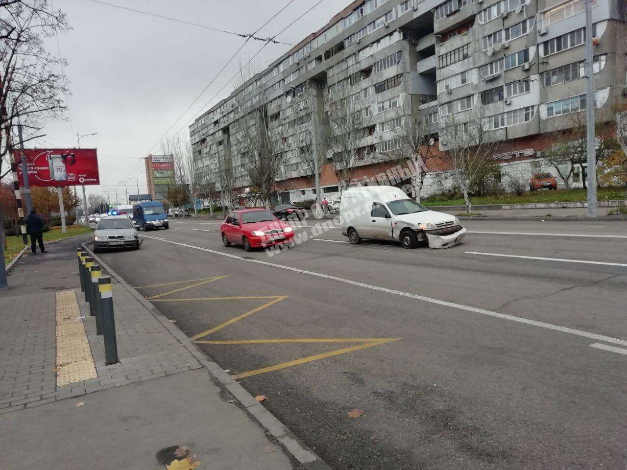 В Днепре на Маршала Малиновского Daewoo врезался в автомобиль Skoda. Новости Днепра