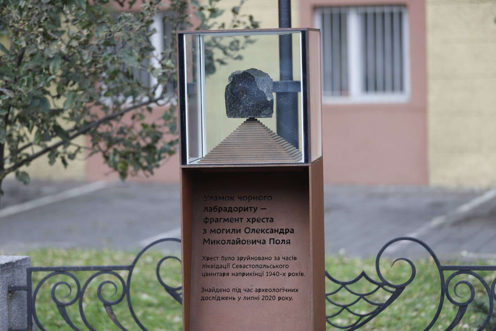 В Днепре Борис Филатов открыл новую историческую инсталляцию: фото