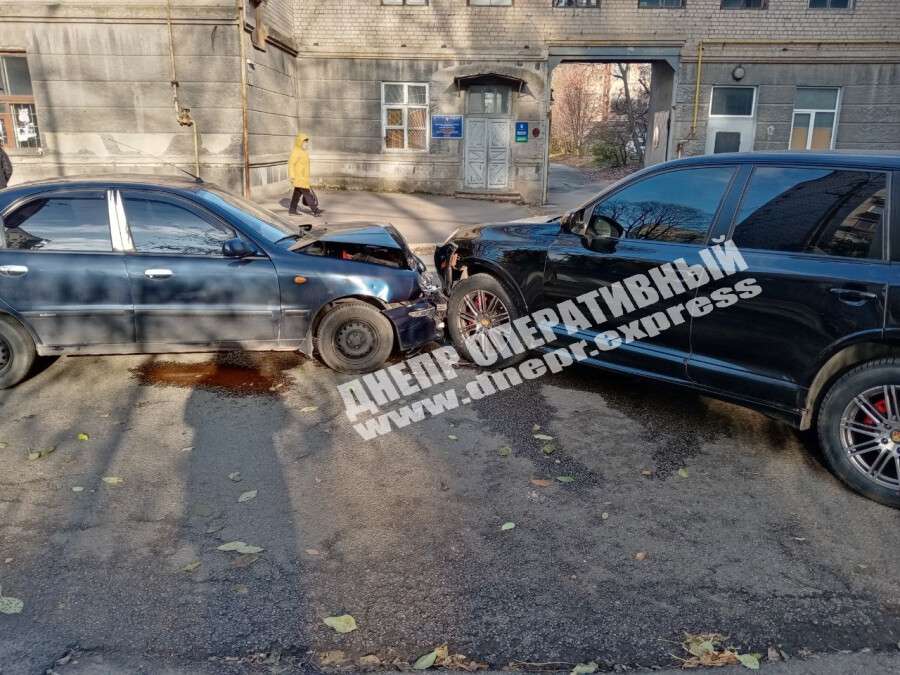 В Днепре на Писаржевского столкнулись "Daewoo" и "Cayenne": фото