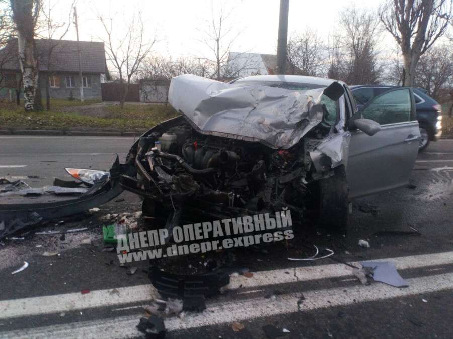 В Днепре на Киевской Hyundai "влетел" в грузовик: фото