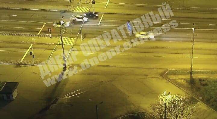 В Днепре на Слобожанском проспекте водитель на Audi врезался в Chevrolet, чуть не сбил пешехода и скрылся