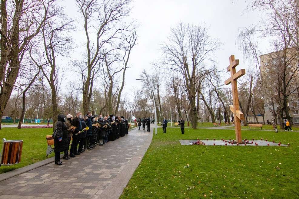 День памяти жертв голодоморов. Памятный крест в память Голодомора в Киеве вечер. 28 Ноября день памяти жертв голода. 27 Ноября день памяти жертв Голодомора в Украине. День памяти жертв Голодомора.