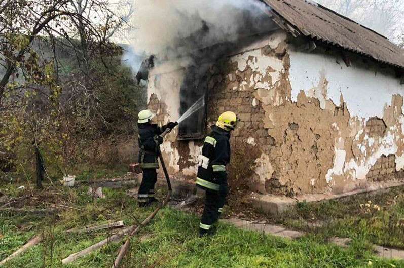В Кривом Роге вспыхнул пожар на территории частного дома. Новости Днепра 