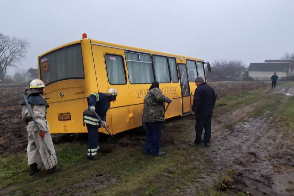 Под Днепром школьный автобус застрял в грязи