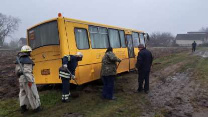 Под Днепром школьный автобус застрял в грязи