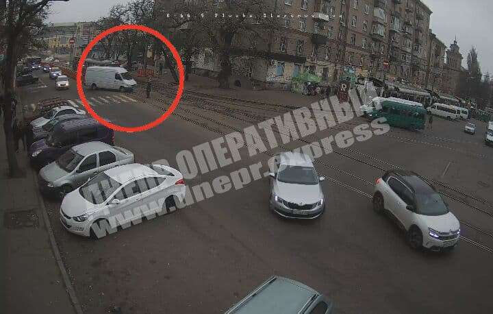 В Днепре на Старомостовой площади микроавтобус "заполз" на тротуар
