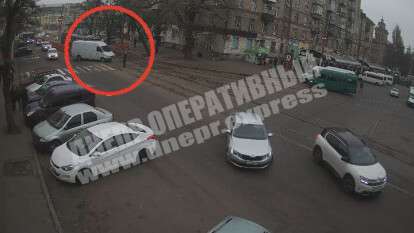 В Днепре на Старомостовой площади микроавтобус "заполз" на тротуар