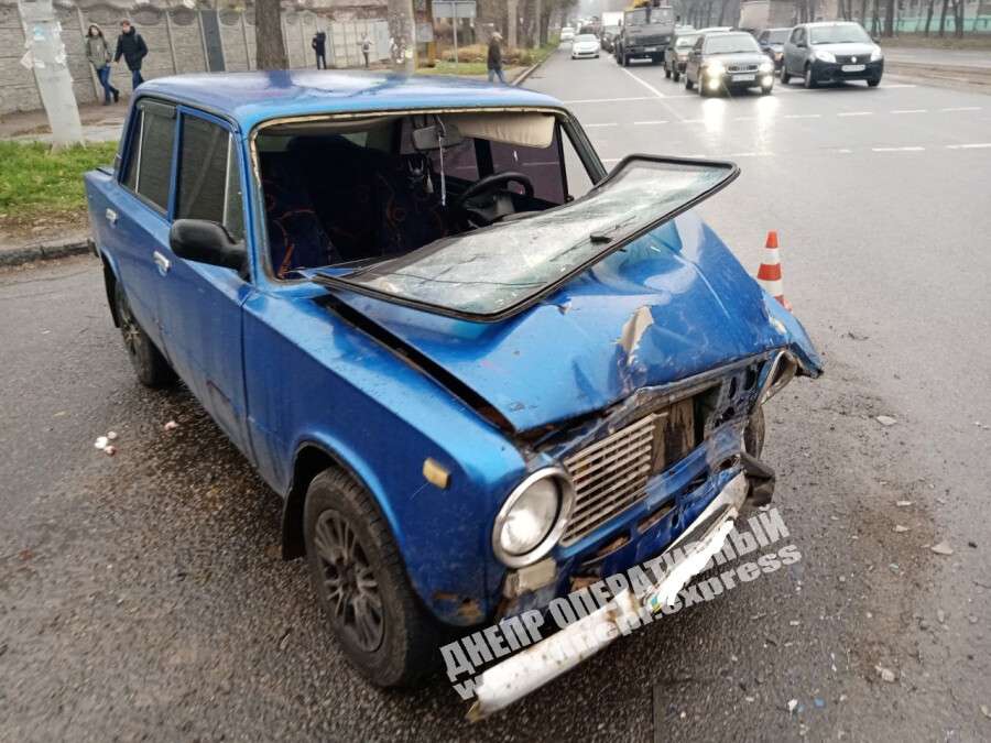 В Днепре на проспекте Хмельницкого столкнулись ВАЗ и Toyota RAV4: пострадали два человека (фото)