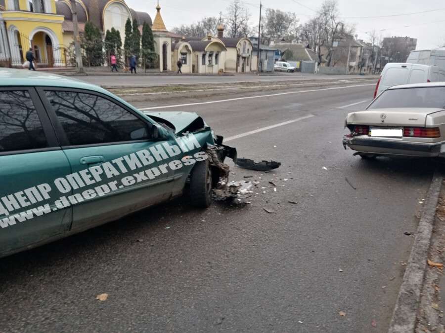 В Днепре на Ивана Мазепы Mazda въехала в "зад" Mercedes: фото