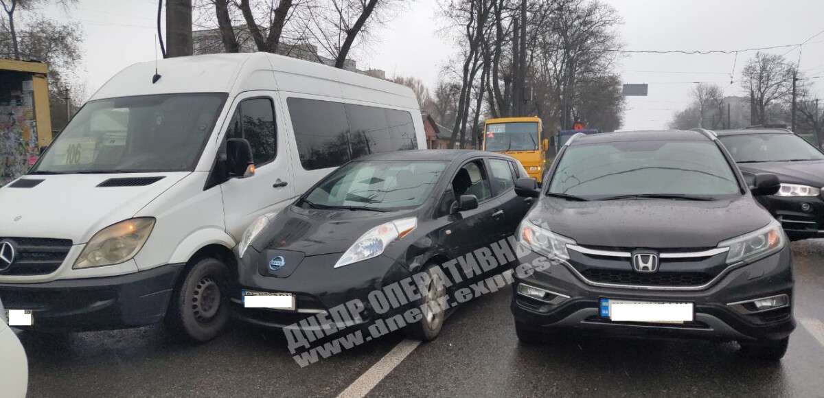 В Днепре на проспекте Богдана Хмельницкого произошла тройная авария с маршруткой: фото