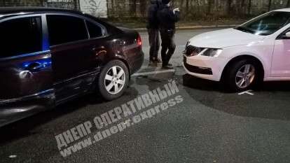 В Днепре на Криворожской автомобиль Skoda врезался в бок Kia