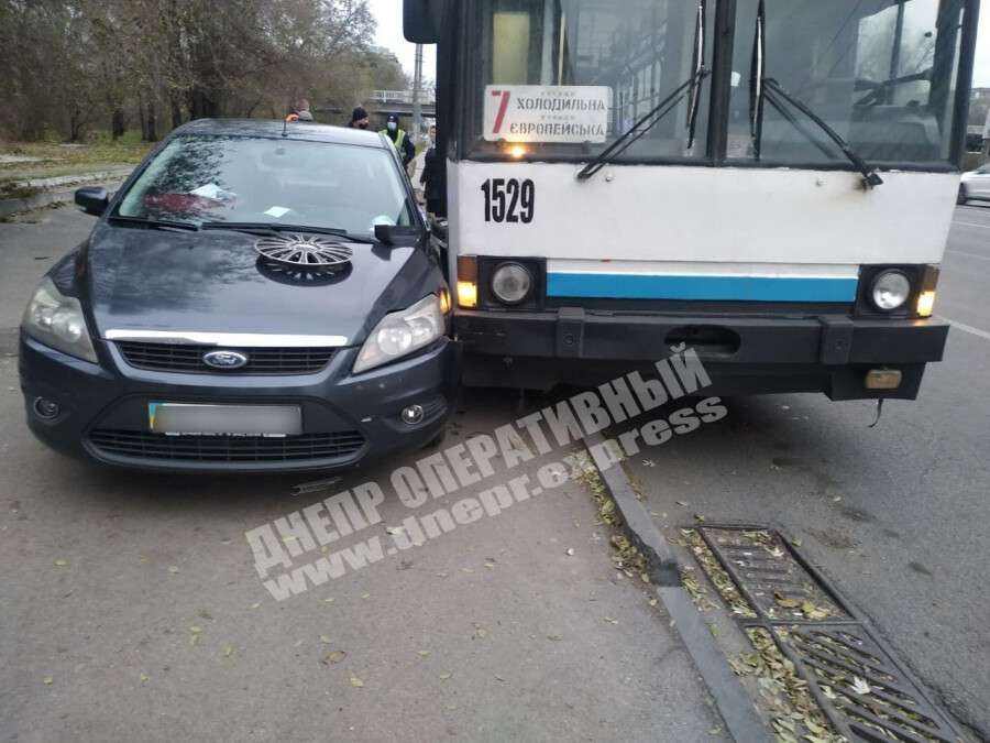 В Днепре на Слобожанском проспекте троллейбус "зацепил" припаркованный Ford, уходя от столкновения