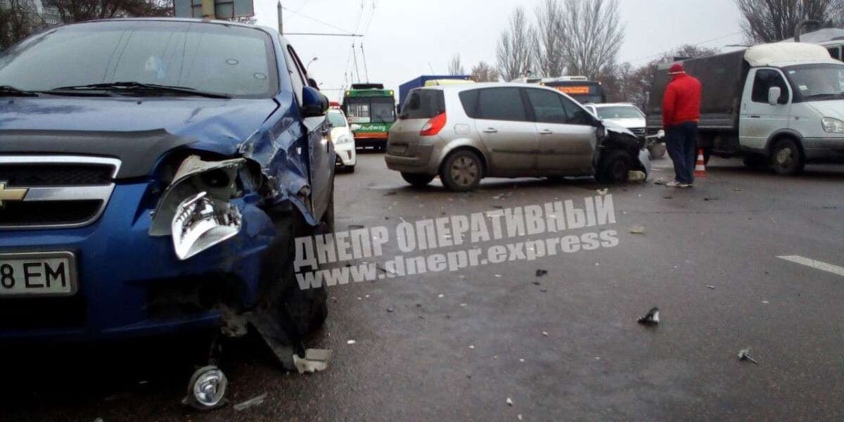 В Днепре на Запорожском шоссе произошло тройное ДТП: видео момента