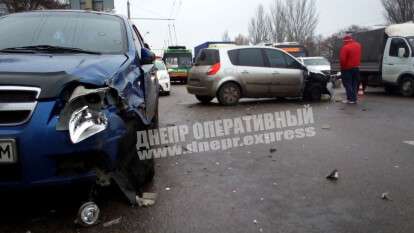 В Днепре на Запорожском шоссе произошло тройное ДТП: видео момента