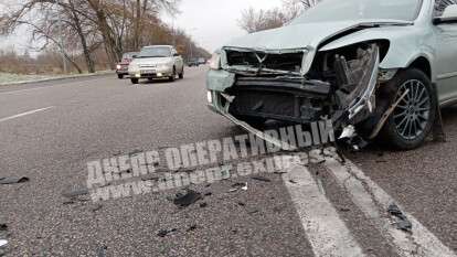 В Днепре на Аэропортовской Skoda выехала на "встречку" и врезалась в Lexus: видео момента ДТП