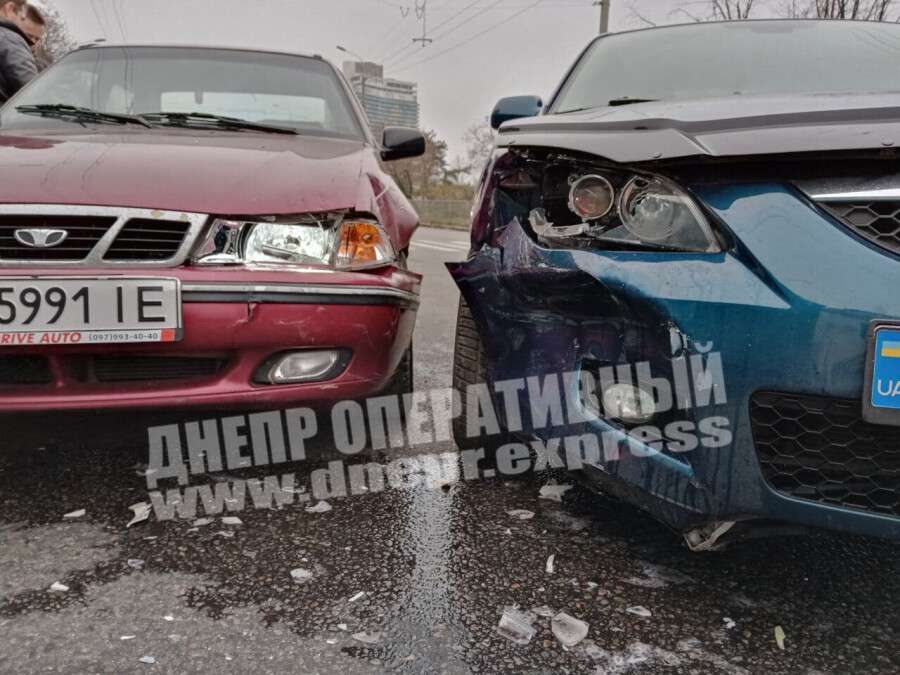 В Днепре напротив "Поплавка" Daewoo врезался в Mazda: видео момента аварии